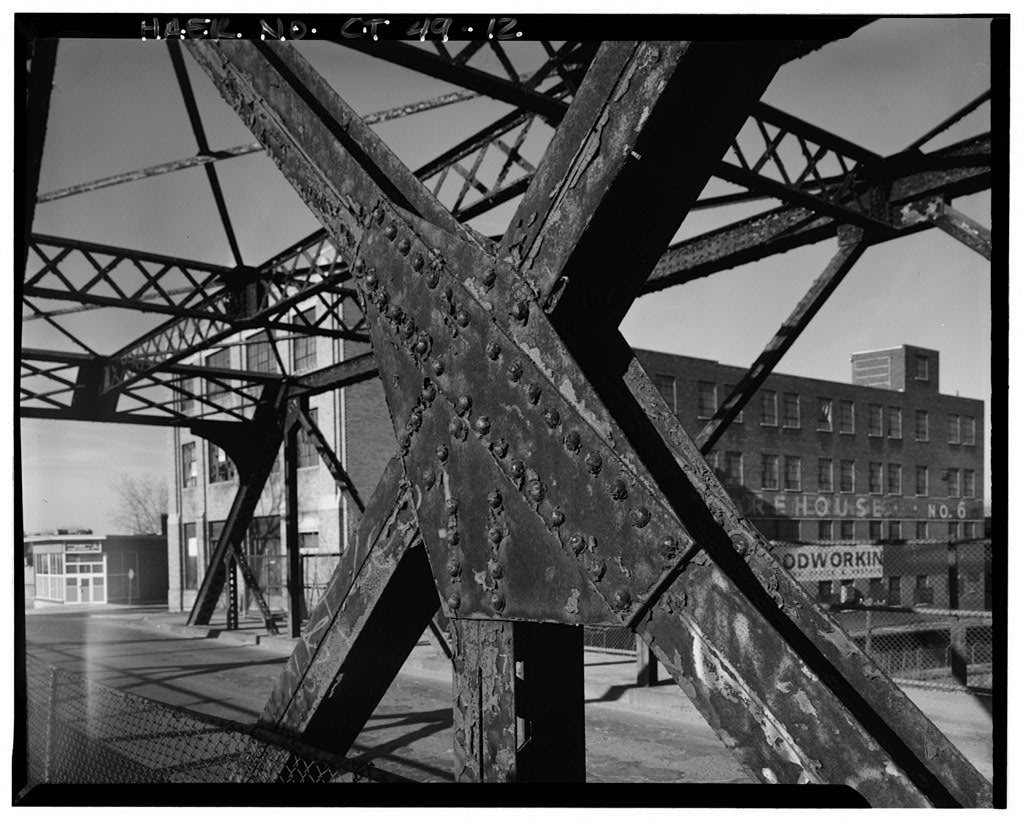 GUSSET PLATE AT CENTER OF TRUSS, VIEW NORTH - Walnut Street Railroad Bridge, Walnut Street over AMTRAK, Hartford,…