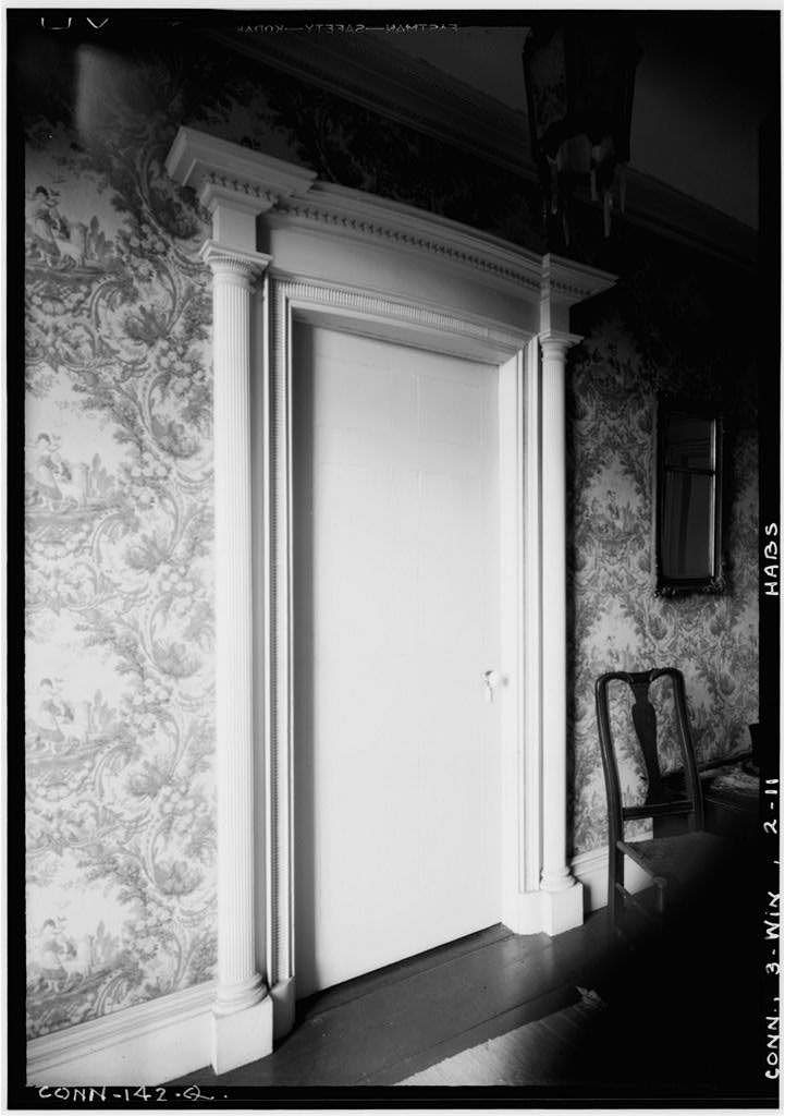 Int. detail of doorway to front room, entrance hallway