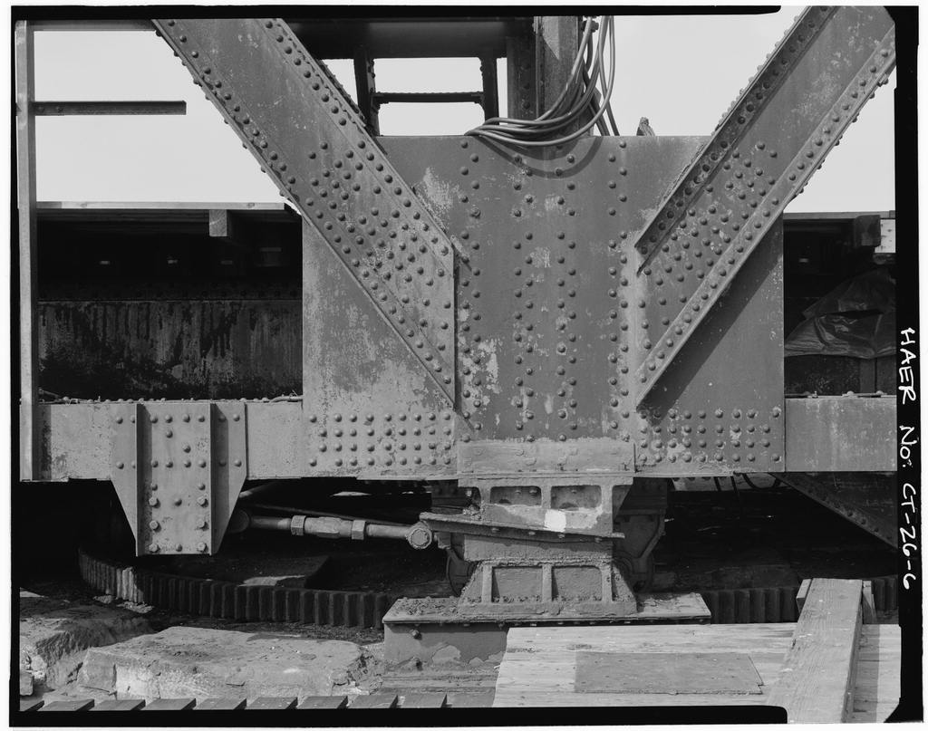 Detail of center pier wedges and wedge locks